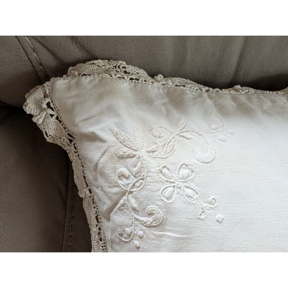 Vintage Ivory Throw Pillow With Embroidered Floral Design Crochet Trim 16"x16" - Picture 3 of 7